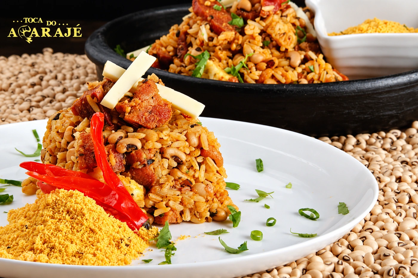 Prato de arroz e feijão com acompanhamentos